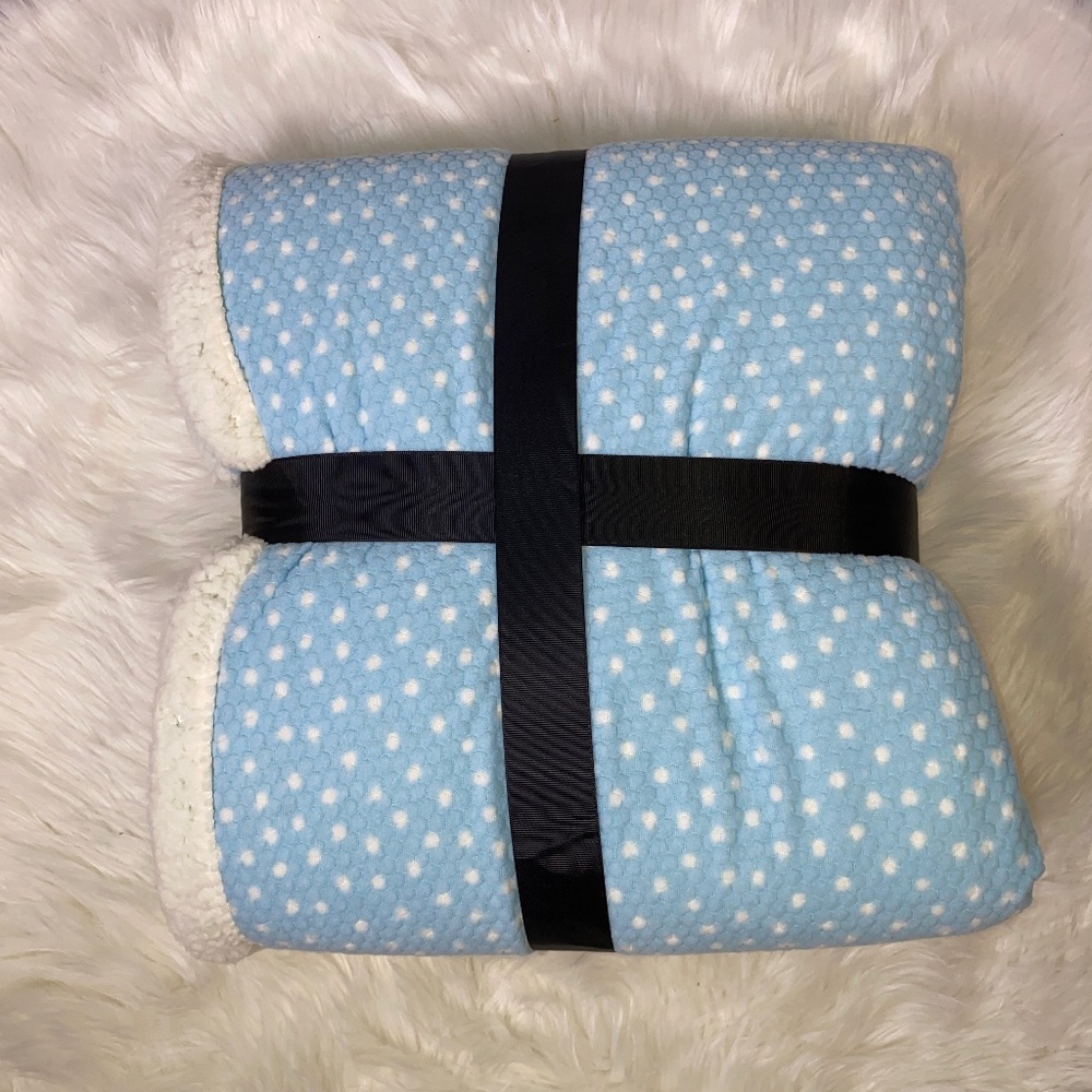 ✨FINAL STOCK✨Ice Blue Hexagonal Micromink Sherpa Throw - Picture 2 of 3